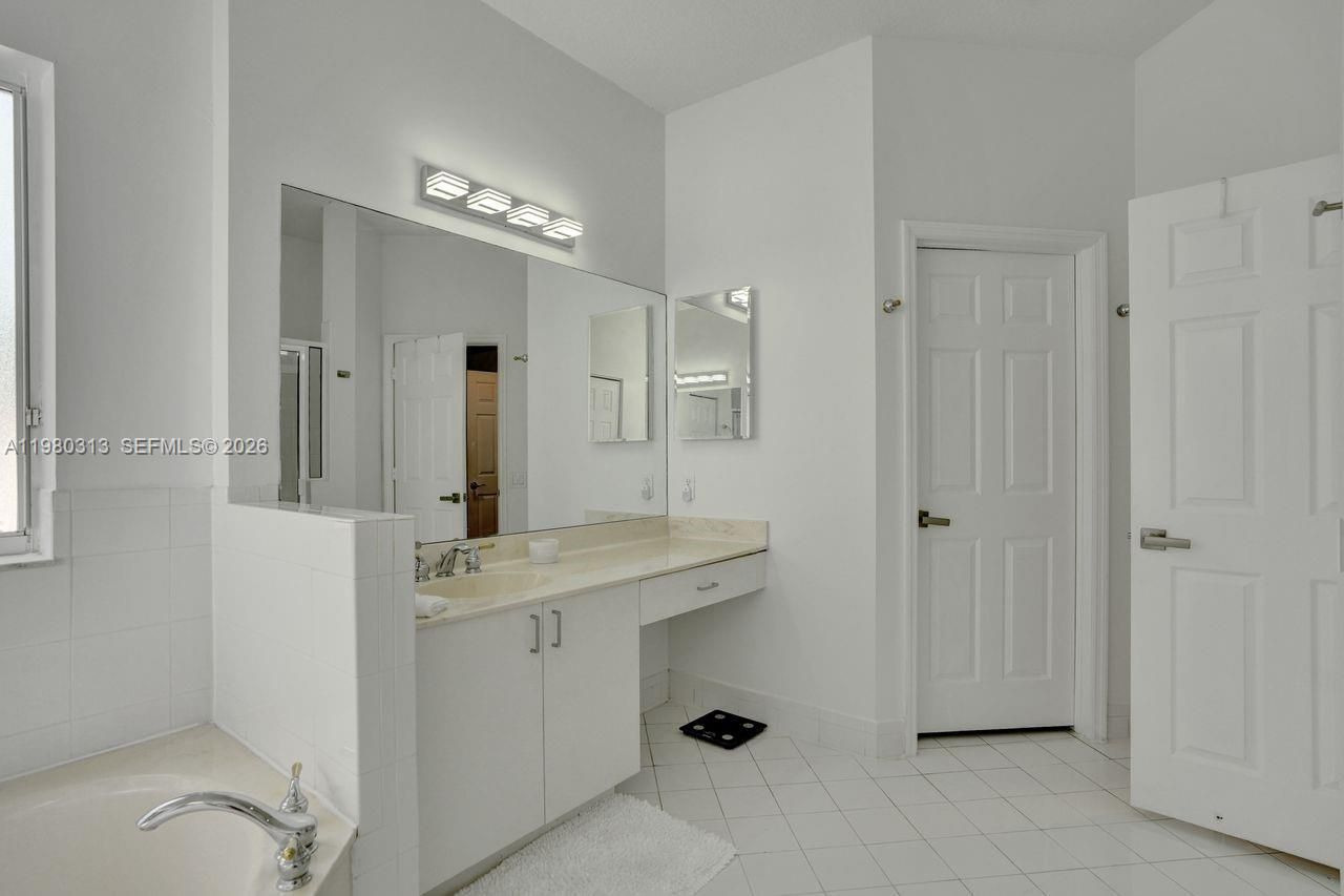 11008 NW 73rd St, Doral, FL 33178 Photo