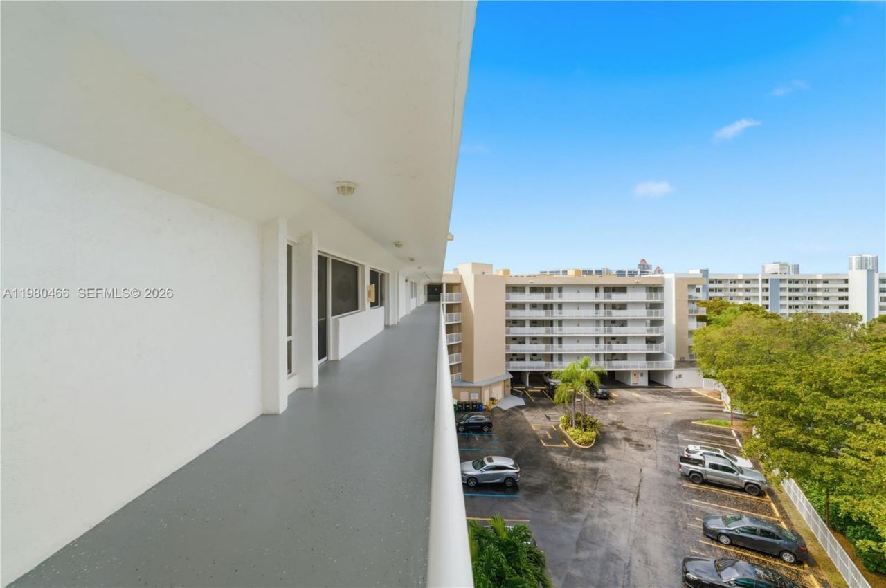 17801 N Bay Rd , Unit 614, Sunny Isles Beach, FL 33160 Photo