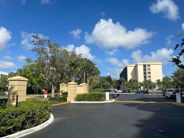 800 NE 195th St, Unit 501, Miami, FL 33179