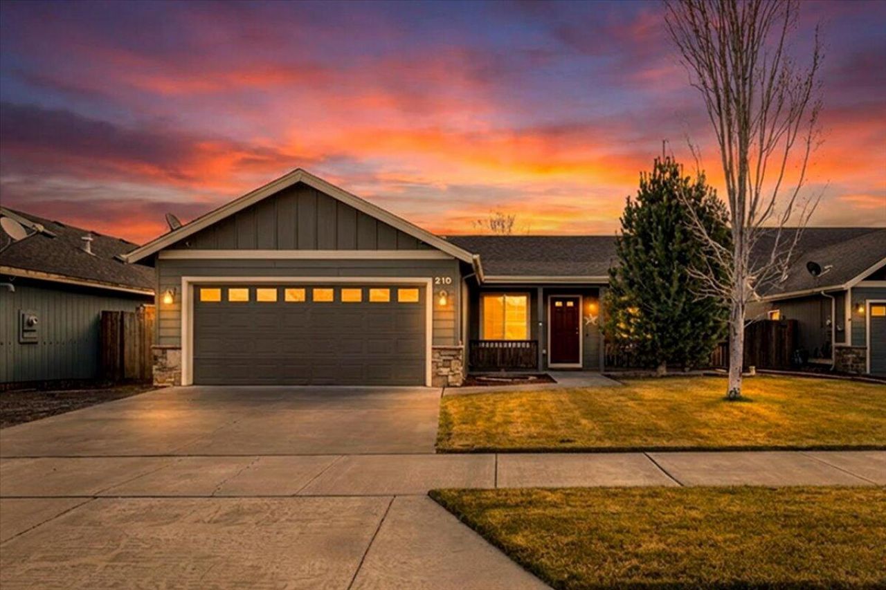 210 NW 27th Court, Redmond, OR 97756 Main Photo