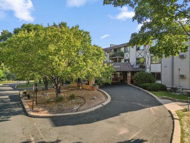 1304 W Medicine Lake Drive, Unit 323, Plymouth, MN 55441