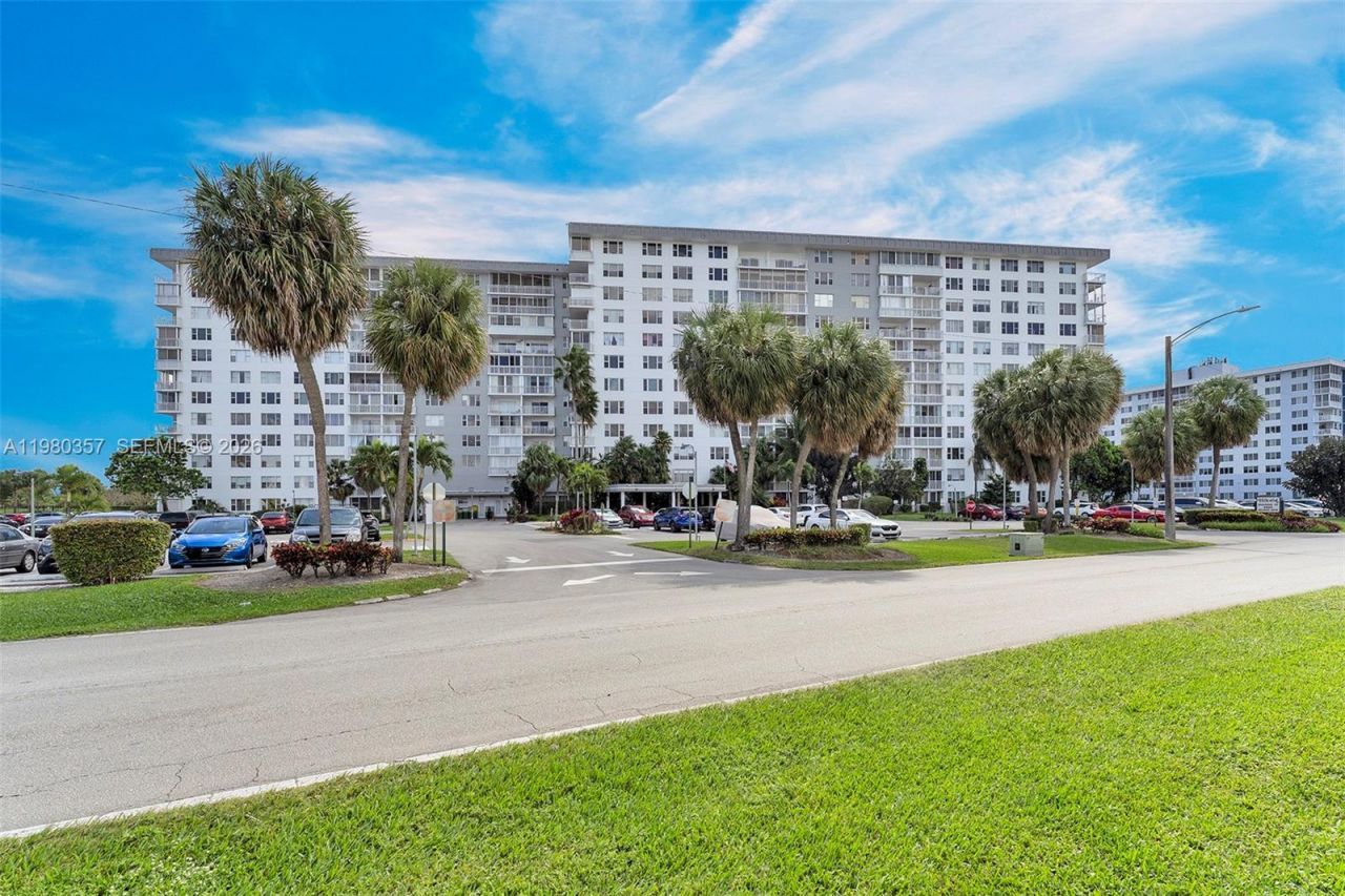 3800 Hillcrest Dr , Unit 511, Hollywood, FL 33021 Photo