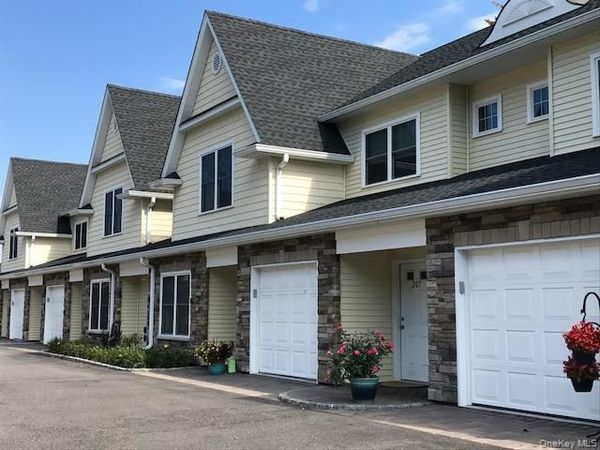 24 Creek Road, Unit 205, Huntington, NY 11743