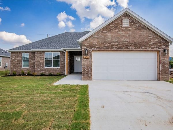 304 White Oak Street, Gentry, AR 72734