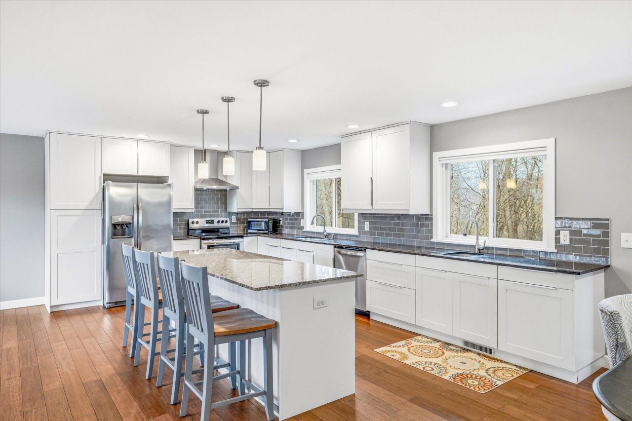 112 Pony Lane E, Apple Valley, MN 55124 Main Photo