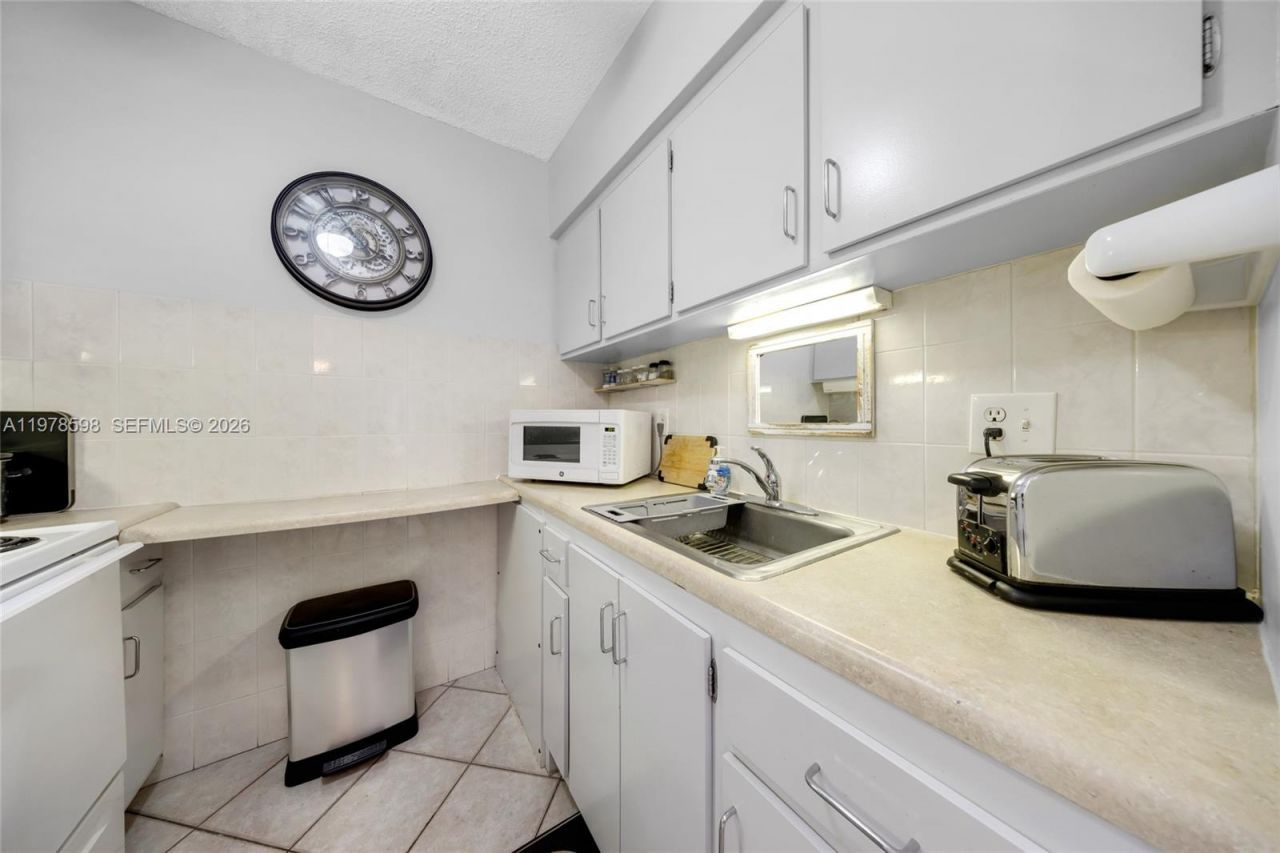 900 SW 10th Ter , Unit 14S, Hallandale Beach, FL 33009 Photo