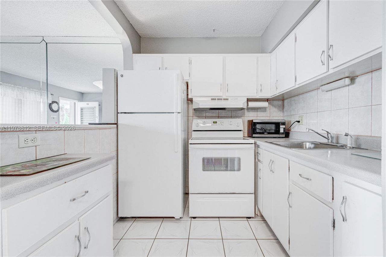 800 SW 10th Ter , Unit 20T, Hallandale Beach, FL 33009 Photo