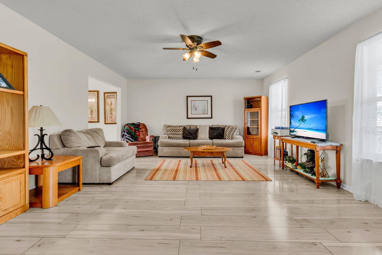 112 Avoncliff Court Photo 5