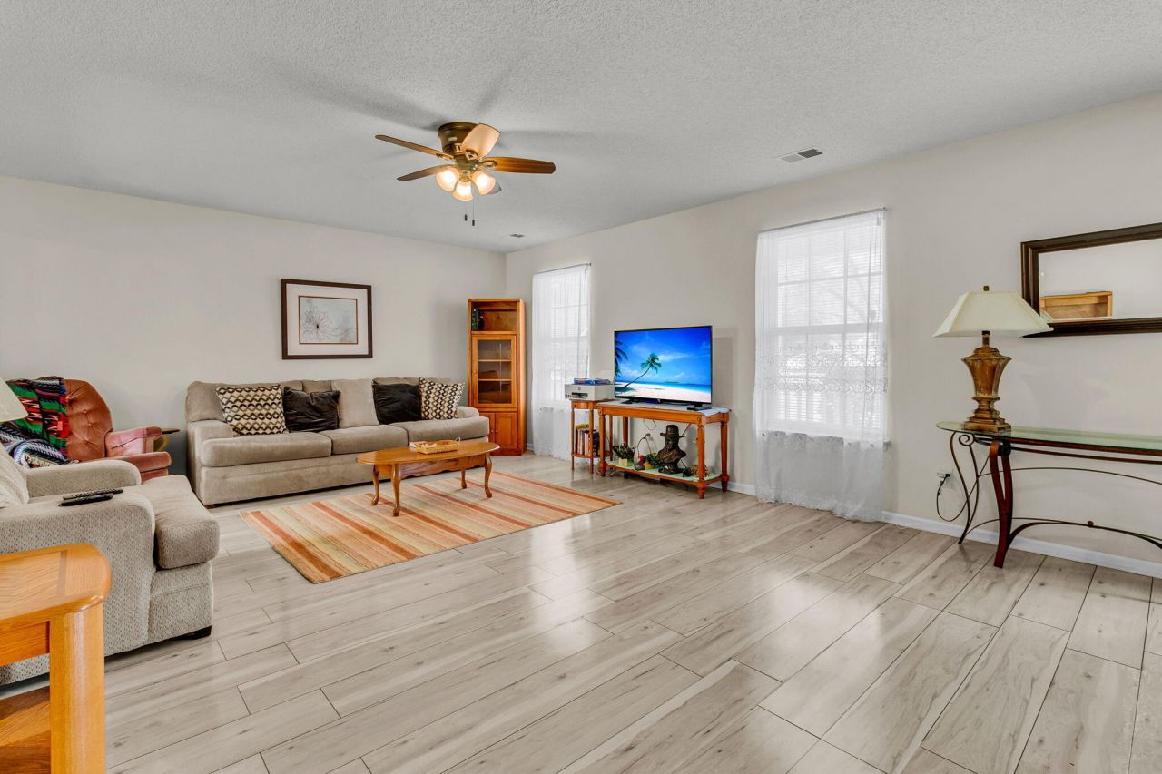 112 Avoncliff Court Photo 6