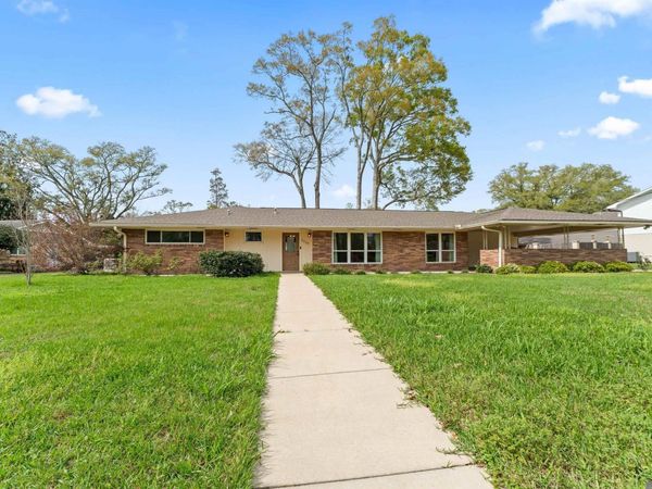 1135 W Lakeview Dr, Baton Rouge, LA 70810