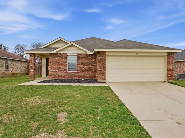 327 Deer Run Drive, Sanger, TX 76266