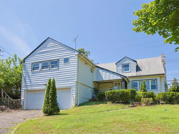 84 Middle Neck Road , Roslyn, NY 11576