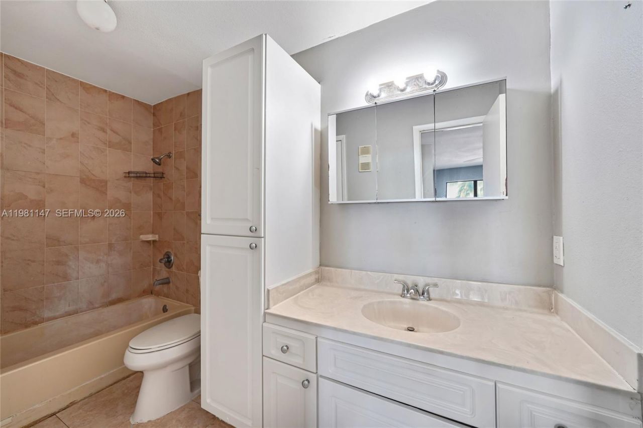 4092 N Pine Island Rd, Unit 206, Sunrise, FL 33351 Photo