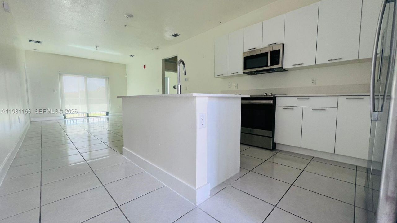 8001 NW 41st St, Unit F-202, Doral, FL 33166 Photo
