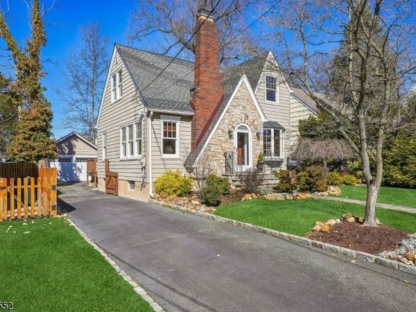 11 S Cedar Pkwy, Livingston, NJ 07039