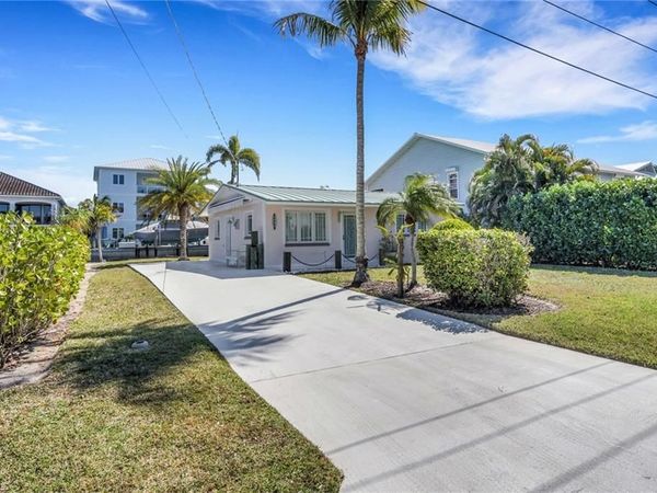 1290 Venetian WAY, NAPLES, FL 34110