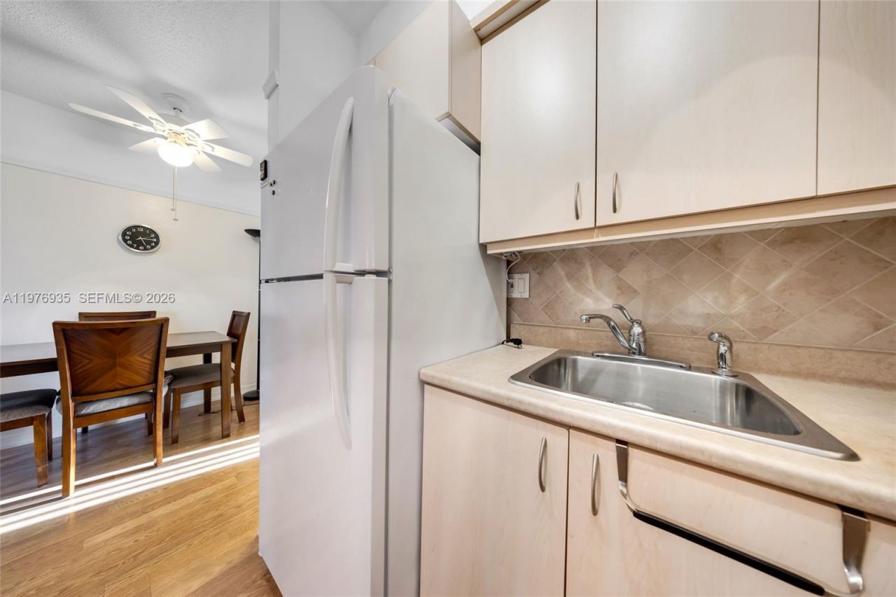 900 SW 10th Ter , Unit 8S, Hallandale Beach, FL 33009 Photo