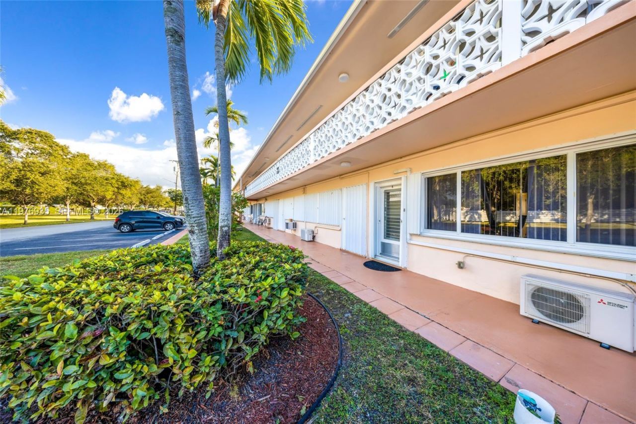 900 SW 10th Ter , Unit 8S, Hallandale Beach, FL 33009 Photo