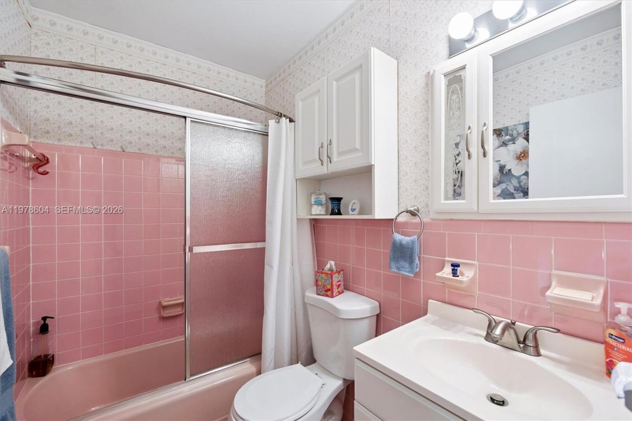 1050 SW 11th St , Unit 16L, Hallandale Beach, FL 33009 Photo