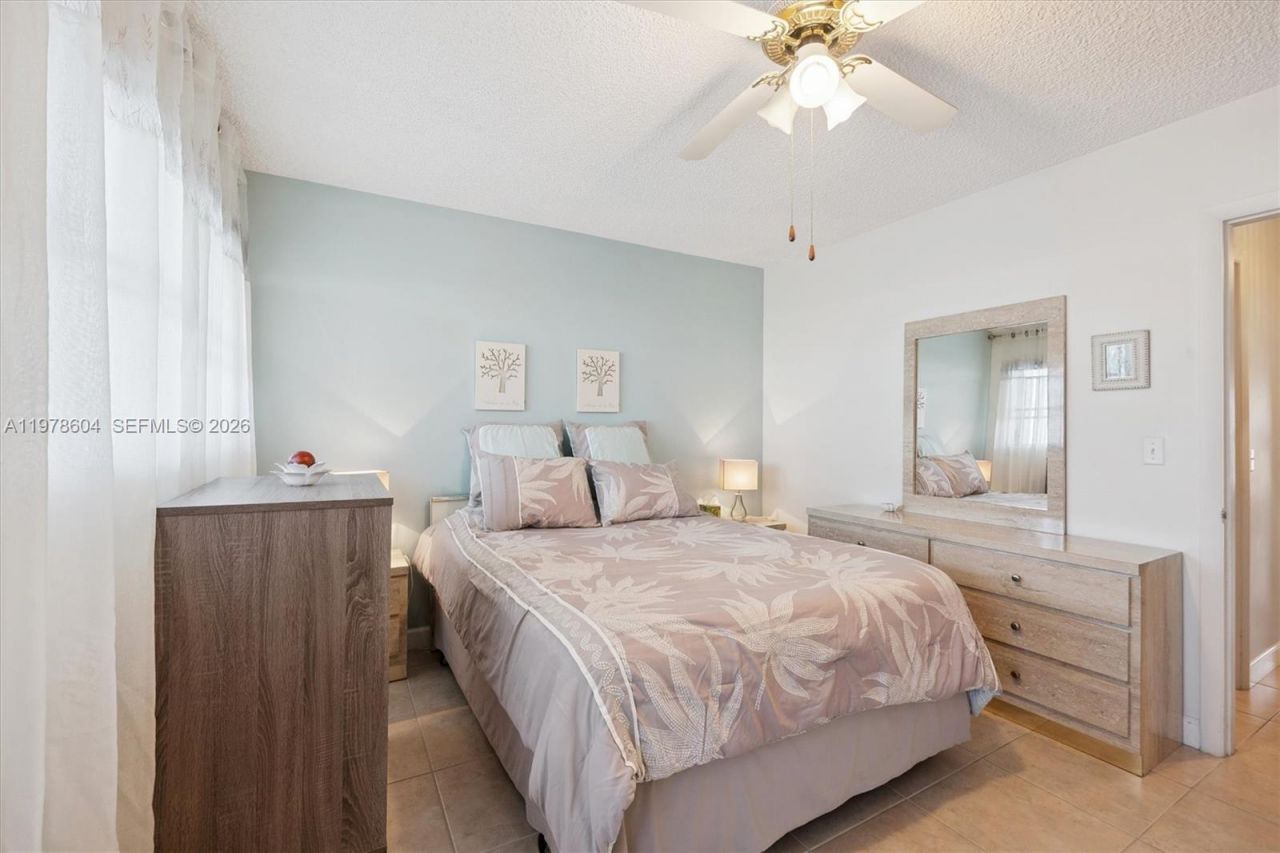 1050 SW 11th St , Unit 16L, Hallandale Beach, FL 33009 Photo