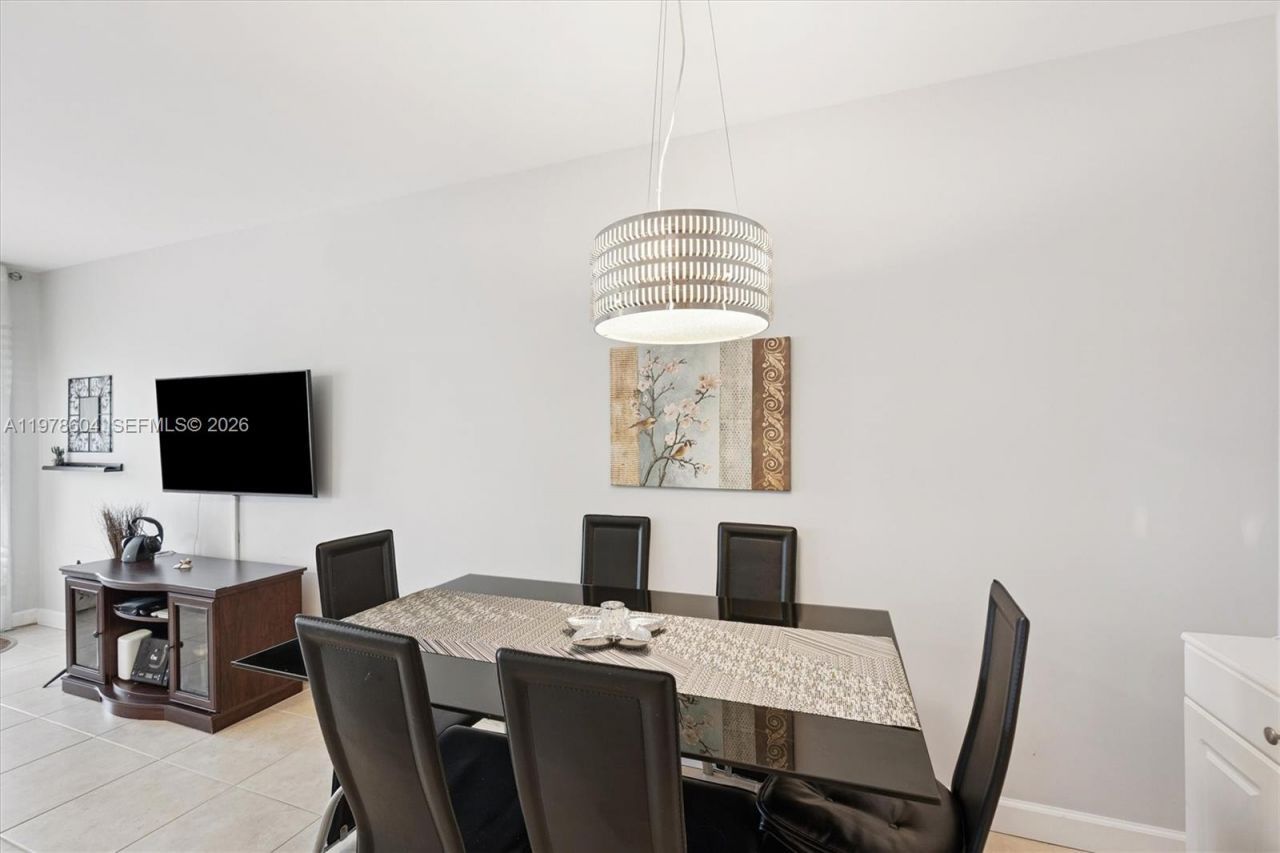 1050 SW 11th St , Unit 16L, Hallandale Beach, FL 33009 Photo