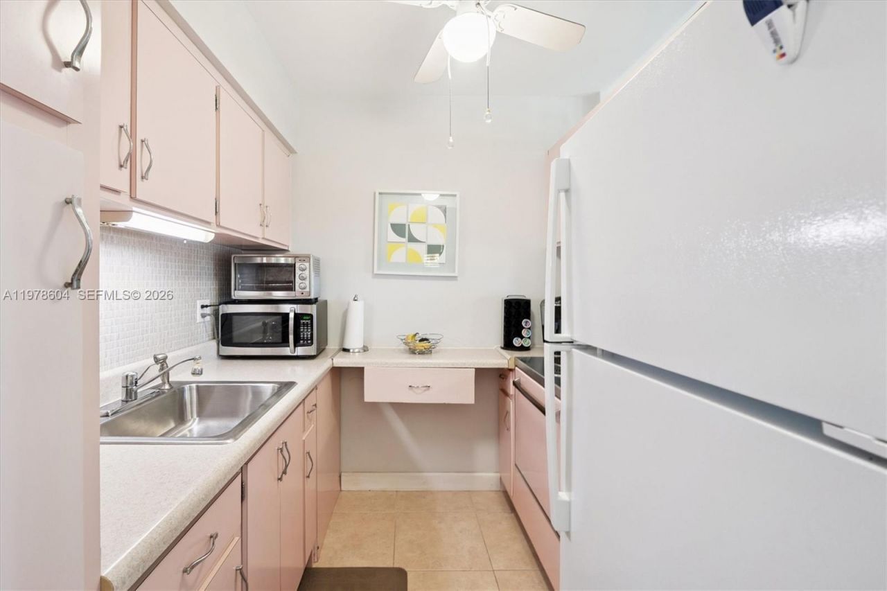 1050 SW 11th St , Unit 16L, Hallandale Beach, FL 33009 Photo