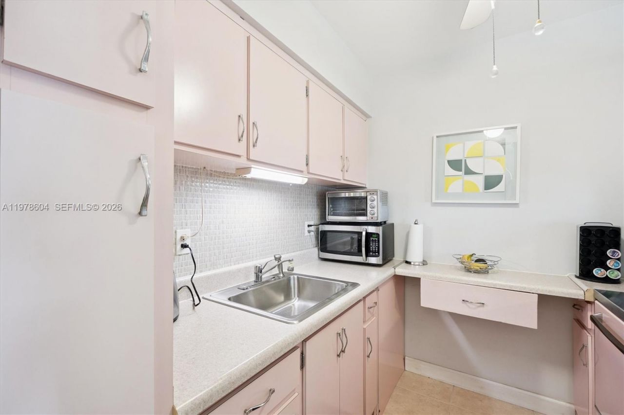 1050 SW 11th St , Unit 16L, Hallandale Beach, FL 33009 Photo