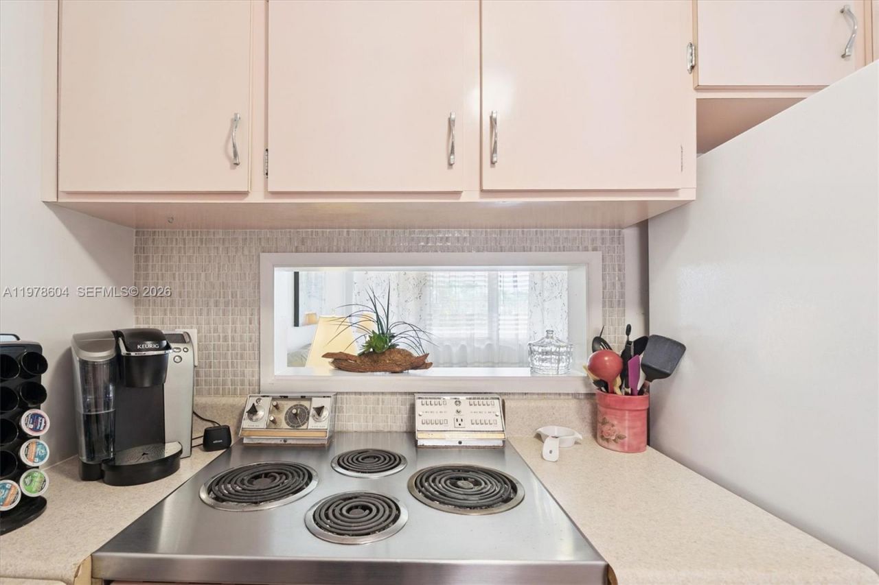 1050 SW 11th St , Unit 16L, Hallandale Beach, FL 33009 Photo