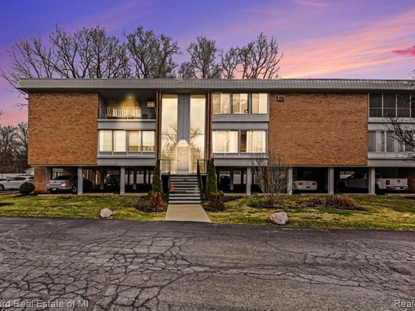 32060 Grand River Avenue, Farmington, MI 48336