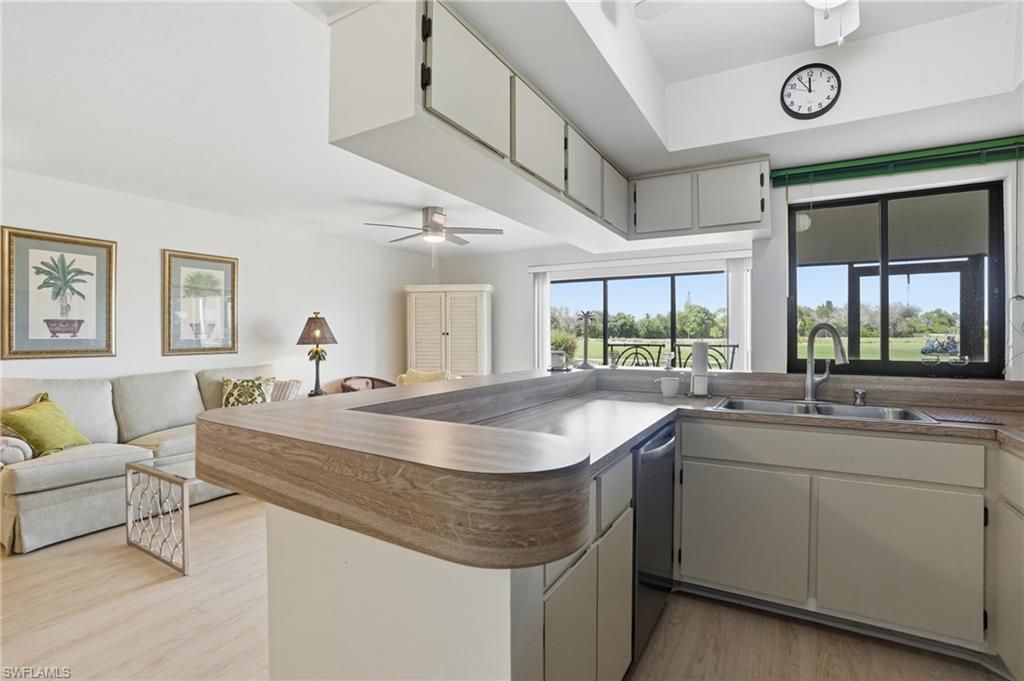 5585 Trailwinds Dr, Unit 314, Fort Myers, FL 33907 Photo