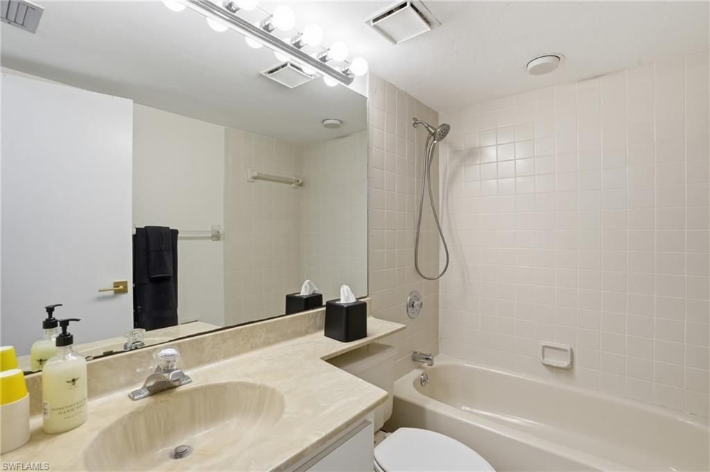 5585 Trailwinds Dr, Unit 314, Fort Myers, FL 33907 Photo