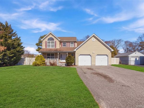 63 Pinedale Avenue, Farmingville, NY 11738