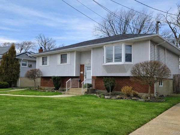 127 Baker Court, Island Park, NY 11558