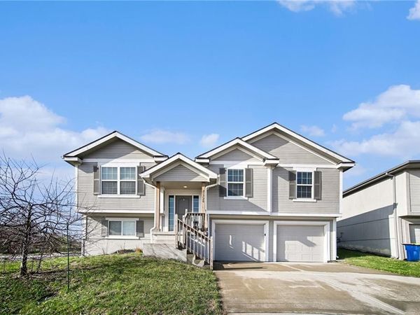 21720 North Ridge, Peculiar, MO 64078
