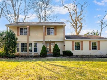 5516 Priory Lane, Bloomfield Hills, MI 48301