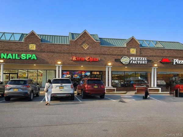 46 E Sunrise Highway , Lindenhurst, NY 11757