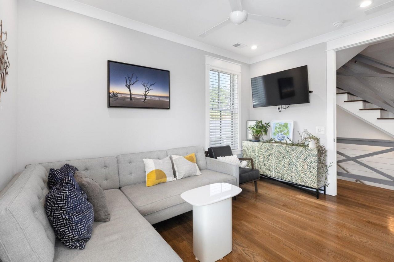 3 1/2 Maranda Holmes Street Photo 18