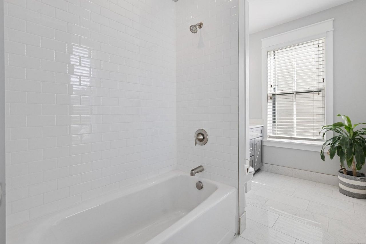 3 1/2 Maranda Holmes Street Photo 19