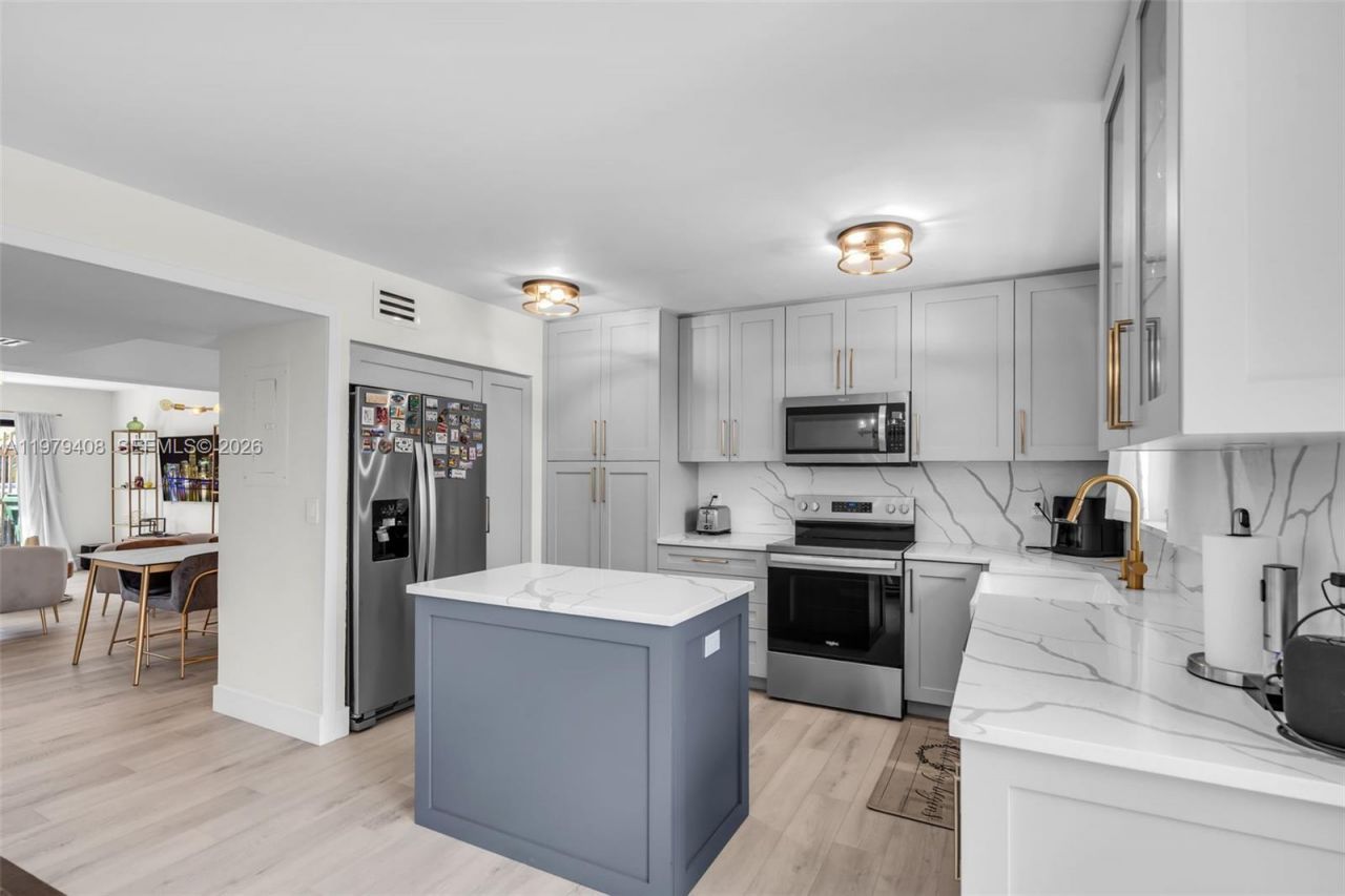 1305 NW 122nd Ter , Pembroke Pines, FL 33026 Photo