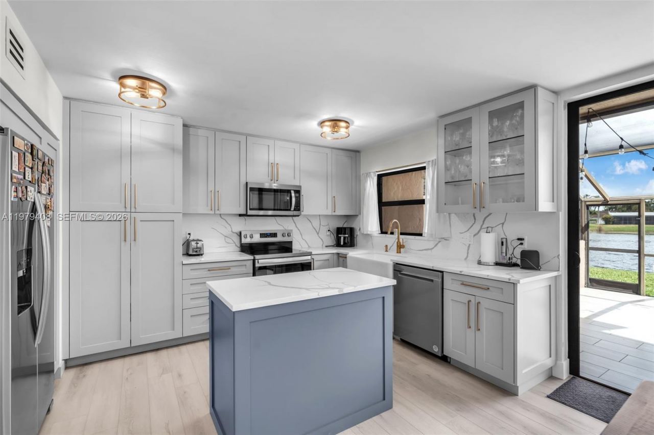 1305 NW 122nd Ter, Pembroke Pines, FL 33026 Photo