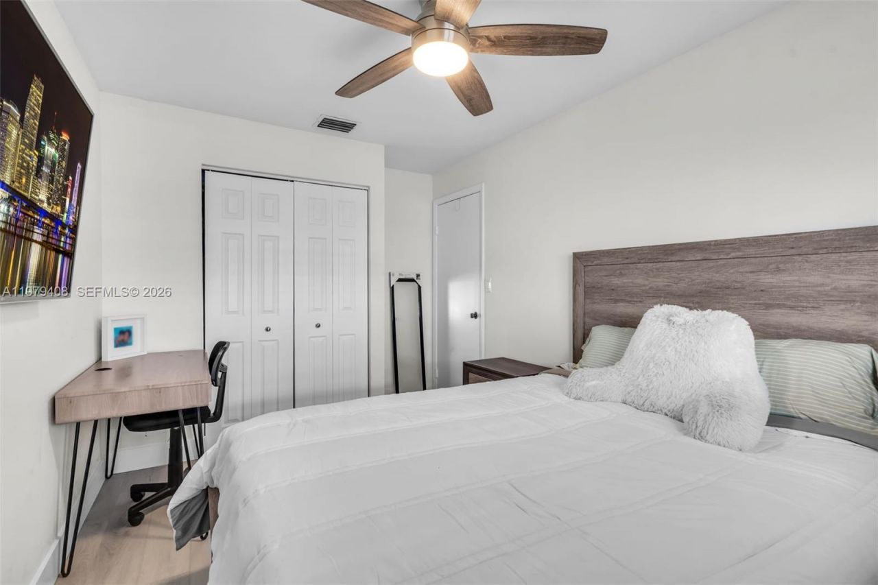 1305 NW 122nd Ter , Pembroke Pines, FL 33026 Photo