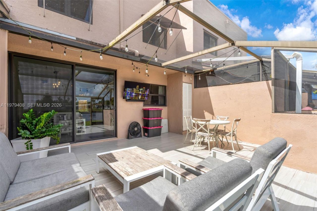 1305 NW 122nd Ter, Pembroke Pines, FL 33026 Photo