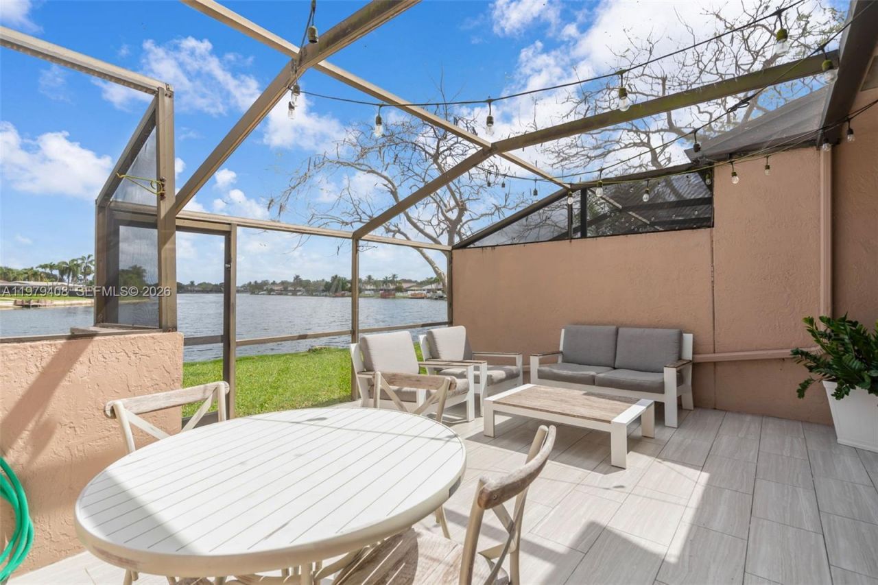 1305 NW 122nd Ter, Pembroke Pines, FL 33026 Photo