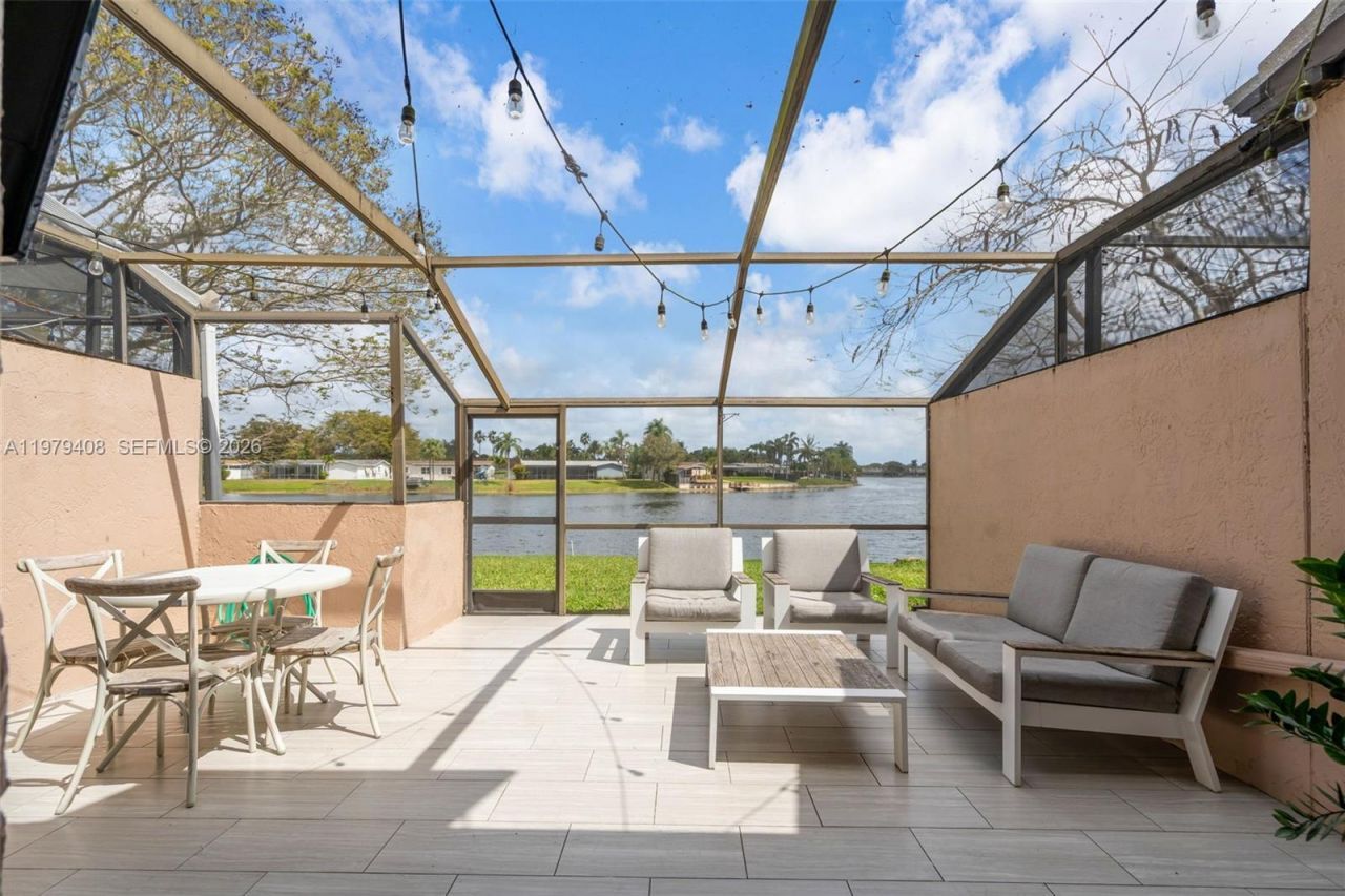 1305 NW 122nd Ter, Pembroke Pines, FL 33026 Photo