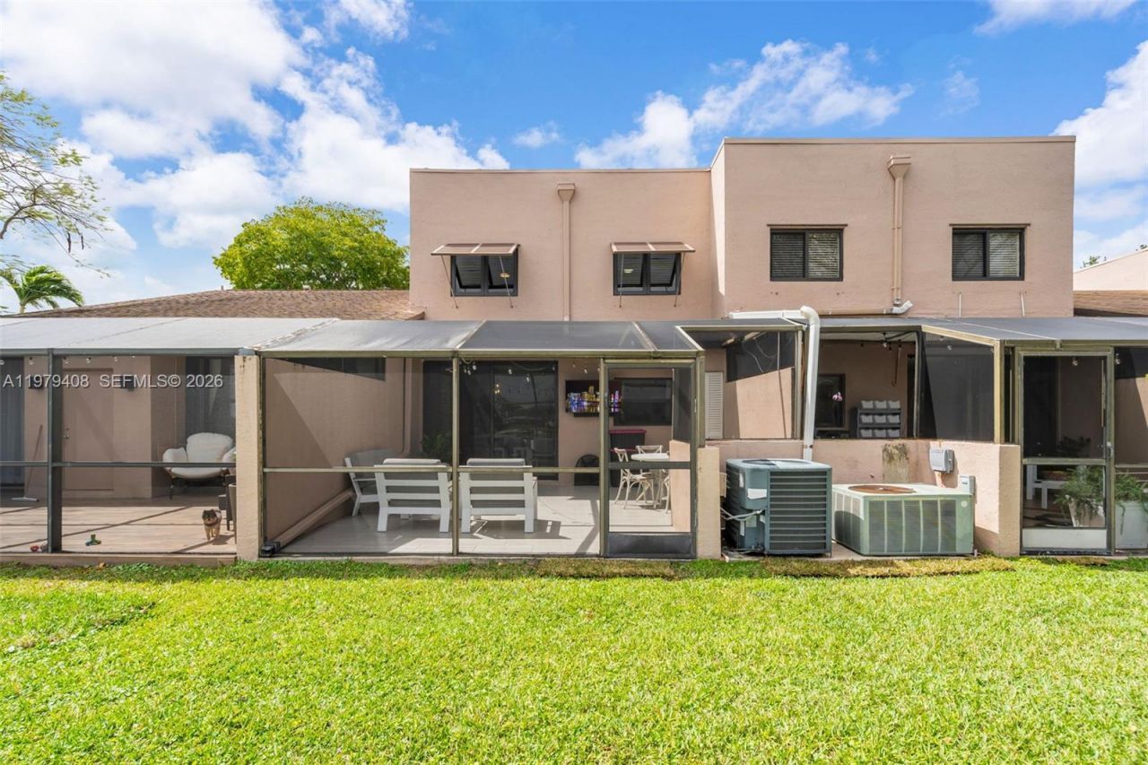 1305 NW 122nd Ter, Pembroke Pines, FL 33026 Photo