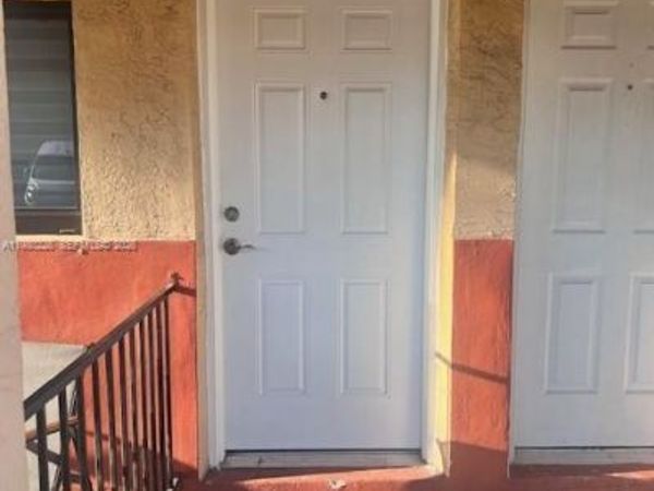 2815 W 76th St, Unit 202-17, Hialeah, FL 33018