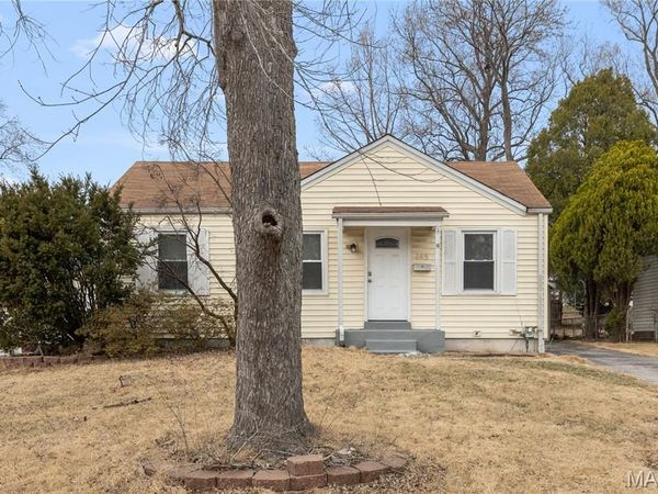 195 Saint Luke Drive , Florissant, MO 63031