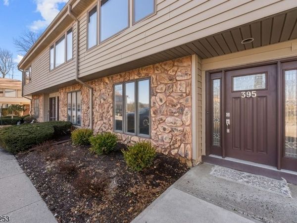 395 Mohegan Cir, Andover, NJ 07848