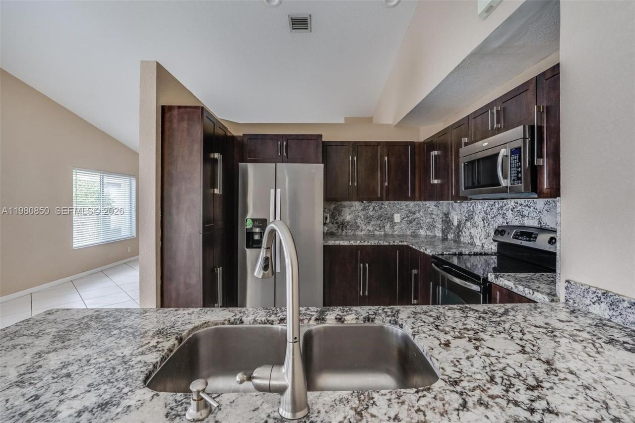 1046 Golden Cane Dr , Weston, FL 33327 Photo