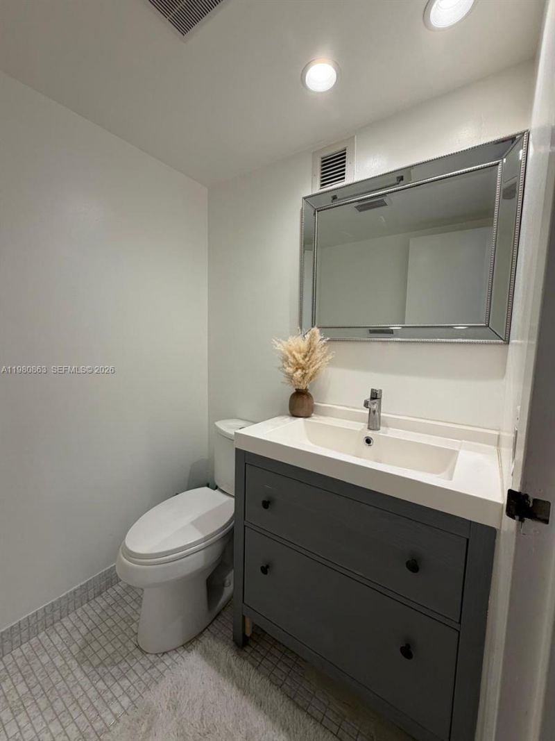 851 Three Islands Blvd, Unit 308, Hallandale Beach, FL 33009 Photo